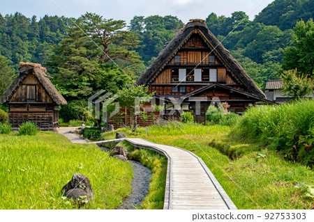 藍天白川鄉、夏日雲彩和合掌造風格的和田家 92753303