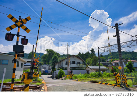 夏天的風景與鐵路道口鐵路道口在雄偉的夏天雲和竹子下 92753310