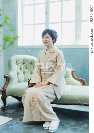 Woman in beige visiting clothes 92754004