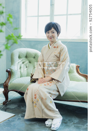 米色參觀衣服的女人 米色參觀衣服的女人 92754005