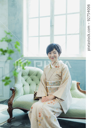 米色參觀衣服的女人 米色參觀衣服的女人 92754006