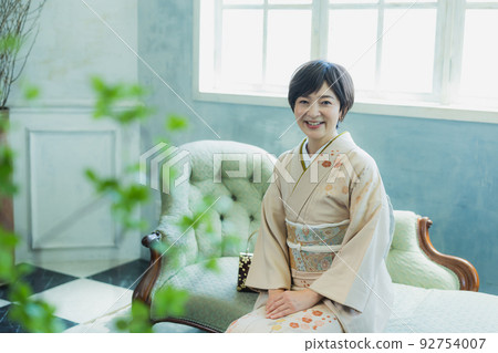 Woman in beige visiting clothes 92754007