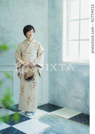 米色參觀衣服的女人 米色參觀衣服的女人 92754018