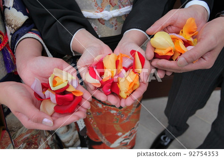 和服婚禮參加者的花瓣 92754353