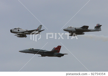 Heritage Flight（澳大利亞航空展）與新舊戰鬥機 92754354