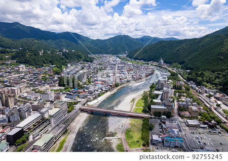 Gero City in summer seen from the Hida River 92755245