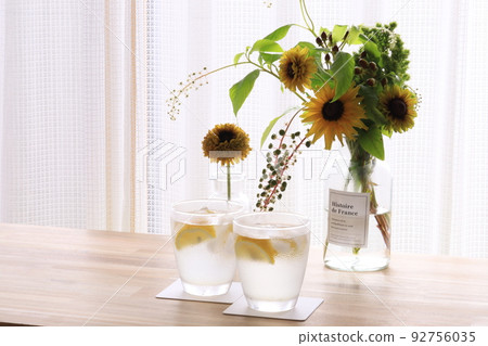 檸檬水和鮮花 92756035