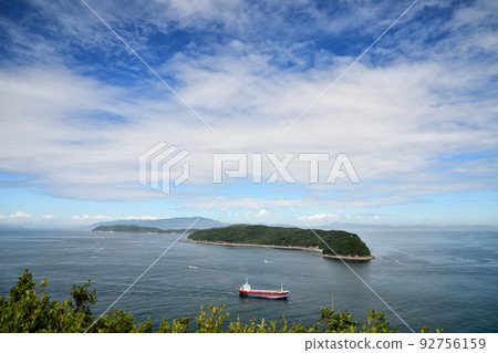Tomogashima (Jinoshima and Okinoshima from the front, Awaji Island beyond) [Wakayama City, Wakayama Prefecture] 92756159