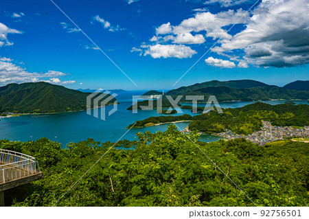 藍天和雲彩反射在夏天海 92756501