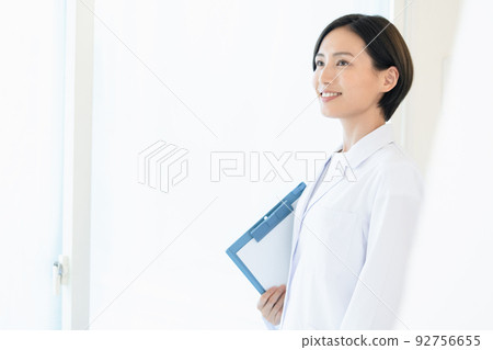 穿白大褂的女人 92756655
