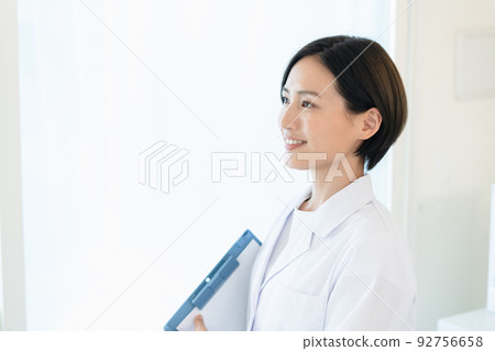 A woman in a white coat 92756658