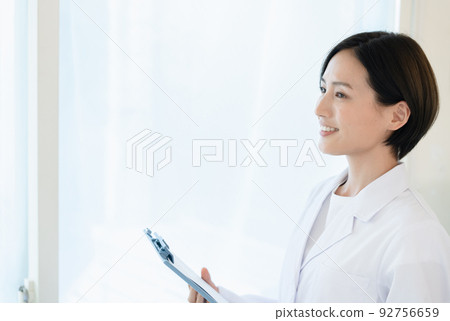 A woman in a white coat 92756659