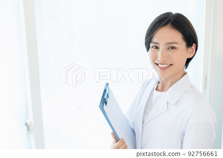 A woman in a white coat 92756661