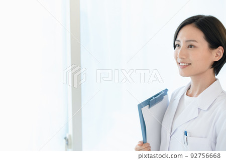 A woman in a white coat 92756668