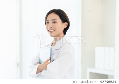 穿白大褂的女人 92756684