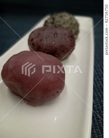 Three-color ohagi from a Japanese sweets shop Three-color ohagi from a Japanese sweets shop 92756750