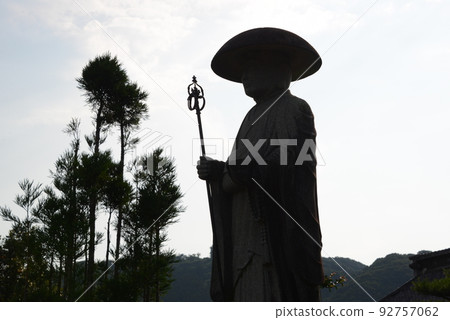 Bronze statue of a Buddhist great man holding a cane Bronze statue of a Buddhist great man holding a cane 92757062