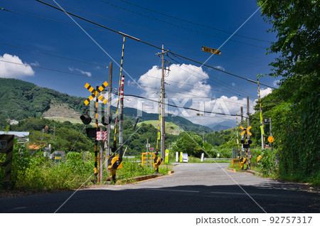 第一大山鐵路道口的夏日風景 鐵路道口的風景 92757317