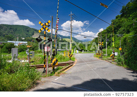 第一大山鐵路道口的夏日風景 鐵路道口的風景 第一大山鐵路道口的夏日風景 鐵路道口的風景 92757323