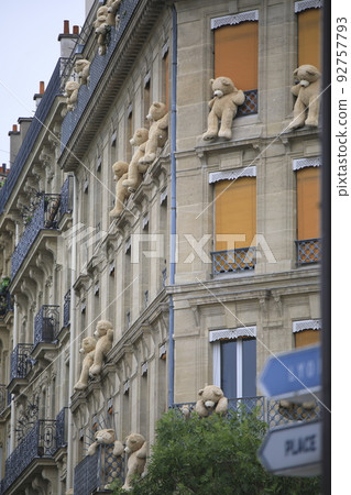 A stuffed bear that blends into the streets of Paris A stuffed bear that blends into the streets of Paris 92757793