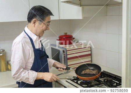 老人做飯 92758030