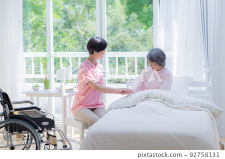 護理人員幫助老年人起床 護理人員幫助老年人起床 92758131