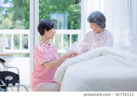 護理人員幫助老年人起床 護理人員幫助老年人起床 92758132