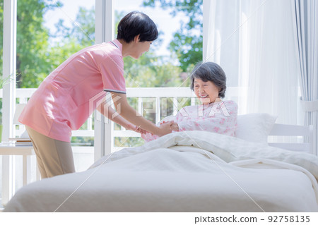 護理人員幫助老年人起床 92758135