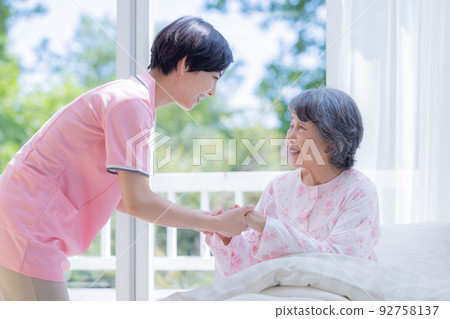 護理人員幫助老年人起床 92758137