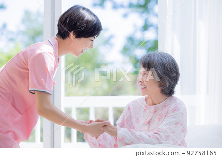 護理人員幫助老年人起床 護理人員幫助老年人起床 92758165