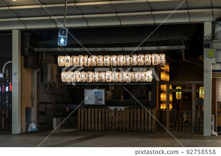夏季的京都四條，夜晚的八坂神社小田所（西御天），京都府京都市 92758558
