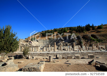 Columned street in the ruins of the ancient city of Ephesus 92758589