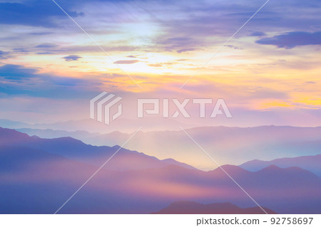 《早晨的天空和山巒》 《早晨的天空和山巒》 92758697
