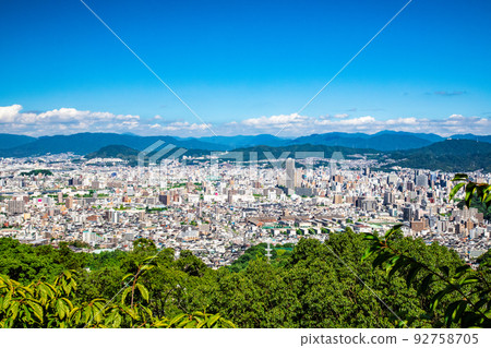 A distant view of the city of Hiroshima. You can see hitoto Hiroshima The Tower and Ebasarayama Park on the right. precision drawing 92758705