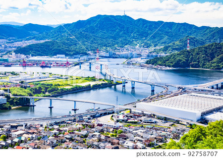 This is a distant view of the city in the eastern part of Hiroshima City. You can see the JCT of Hiroshima Ohashi on Route 3. Mazda's factories are in the foreground. 92758707