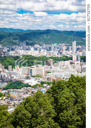 廣島市的遠景。您可以看到 Hijiyama 公園、廣島大學醫院、Grand Tower、Hijiyama 鎮和 Danbara 區。 廣島市的遠景。您可以看到 Hijiyama 公園、廣島大學醫院、Grand Tower、Hijiyama 鎮和 Danbara 區。 92758709