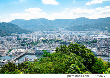 廣島市的遠景。東邊可以看到小津、凱塔、矢野，還有廣島馬自達的工廠。廣島 92758778