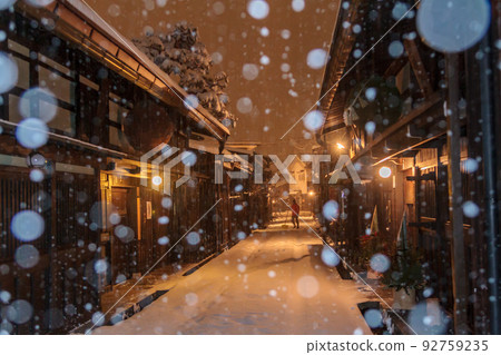 冬天的飛騨高山,白雪皚皚的老城之夜 冬天的飛騨高山,白雪皚皚的老城之夜 92759235