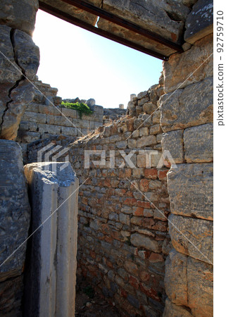 以弗所古城遺址中住宅區的石牆 92759710