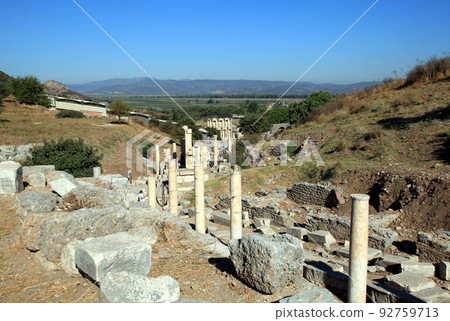 通往以弗所古城遺址的塞爾蘇斯圖書館的街道 92759713