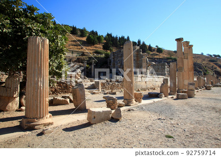 以弗所古城遺址中的柱子 92759714
