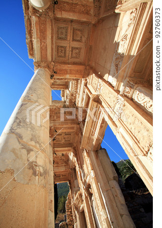 塞爾蘇斯圖書館入口在以弗所古城的廢墟中 92760373