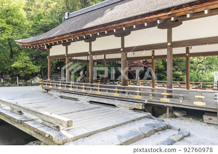夏季的京都，上賀茂神社（Kamowakeikazuchi Shrine），御物之井川（Omonoi River）的轄區，京都府京都市 92760978