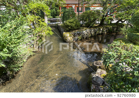 夏季的京都，上賀茂神社（Kamowakeikazuchi Shrine），御物之井川（Omonoi River）的轄區，京都府京都市 92760980