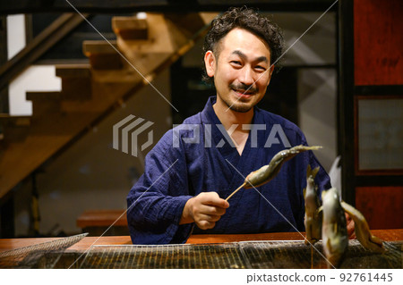 一個人在壁爐裡烤魚 92761445