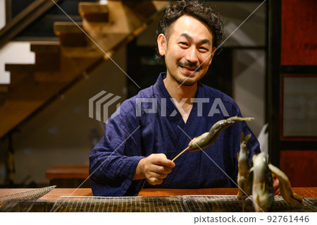 一個人在壁爐裡烤魚 92761446