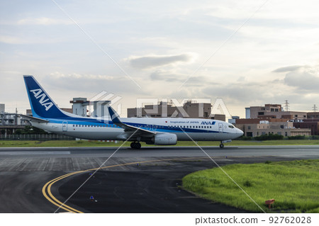 Airport scenery Toyonaka City, Osaka Prefecture, taking off 92762028