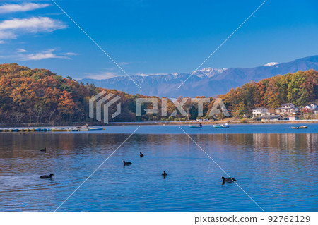 (Yamanashi Prefecture) Lake Chiyoda and the Southern Alps mountains in autumn 92762129