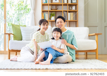 看平板電腦的年輕家庭 92762403