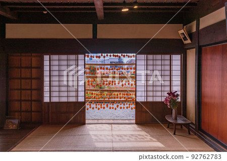 (Yamanashi Prefecture) Former Takano Family Residence (Kanko Yashiki) Persimmons in front of the eaves seen from the tatami room (Yamanashi Prefecture) Former Takano Family Residence (Kanko Yashiki) Persimmons in front of the eaves seen from the tatami room 92762783